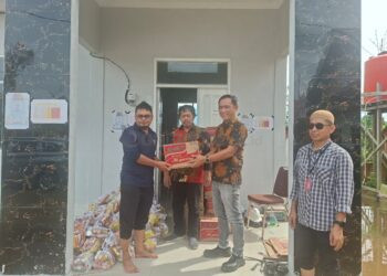 PT EUP Salurkan Bantuan Makanan untuk Warga Terdampak Banjir di Santan Ilir dan Santan Tengah
