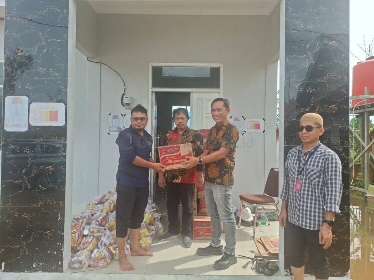 PT EUP menyalurkan bantuan mi instan dan biskuit bagi warga terdampak banjir di Santan Ilir dan Santan Tengah.