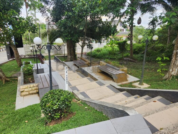 Lampu taman di kawasan Tugu Selamat Datang Bontang kembali menyala setelah diperbaiki. Pemkot mengajak masyarakat ikut menjaga fasilitas publik agar tidak kembali rusak. (Nasrullah/ Bontang Post)