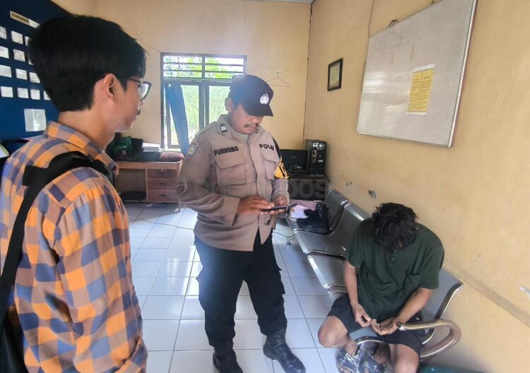 YN (20), warga Kelurahan Berebas Tengah, diamankan di Polsek Bontang Utara setelah diduga mencuri mangga milik warga. Kepada polisi, ia mengaku telah empat kali melakukan aksi serupa dan menjual hasilnya ke pasar. (Nasrullah/Bontang Post)