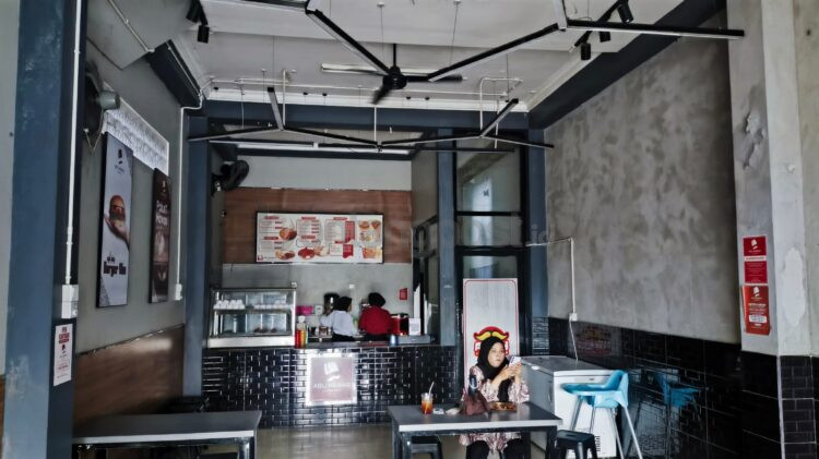 Salah satu rumah makan di Jalan Ahmad Yani, Bontang, terdampak pemadaman listrik mendadak pada Senin (22/6/2026) sore.