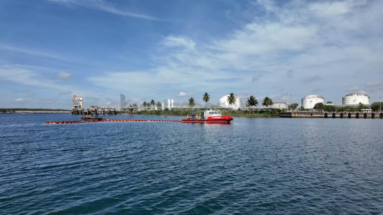 Tim tanggap darurat Badak LNG mengikuti simulasi penanganan insiden maritim dan tumpahan minyak dalam Major Emergency Exercise 2026.