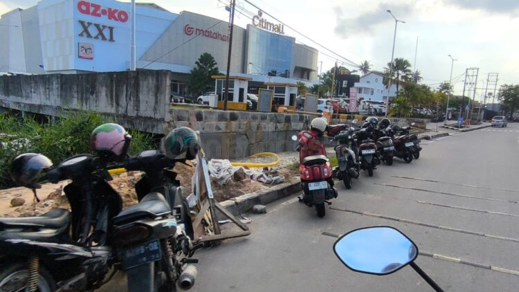 Trotoar di Jalan Jenderal Soedirman depan Bontang City Mall (BCM) digunakan sebagai area parkir kendaraan. (Dwi Kurniawan Nugroho)