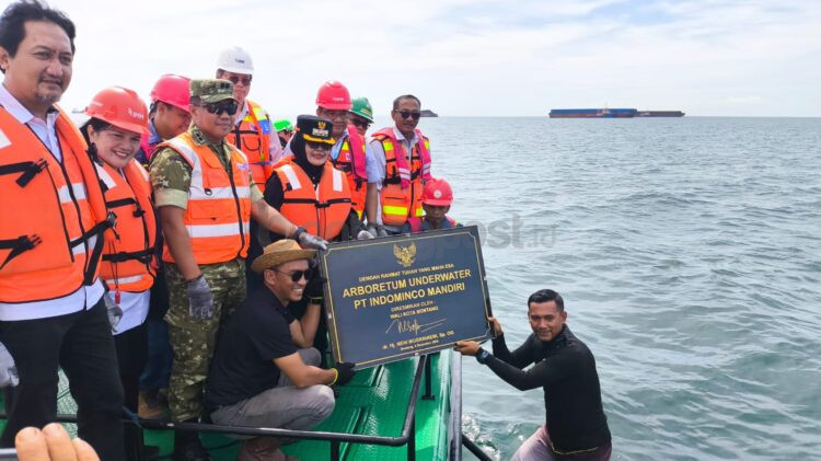 Wali Kota Bontang Neni Moerniaeni bersama jajaran PT Indominco Mandiri mengikuti kegiatan transplantasi terumbu karang sebagai upaya mendukung pemulihan ekosistem laut dan ketahanan pangan. (Dwi Kurniawan Nugroho/ Bontang Post)