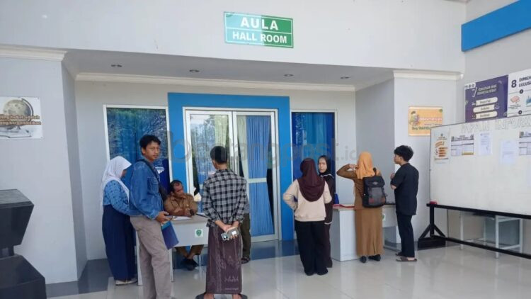 Gangguan server yang terjadi pada situs SPMB tahun ini hingga berujung pembatasan akses pendaftaran berdarkan wilayah membuat Disdikbud Kaltim menambah durasi pelaksanaan  penerimaan murid baru. (ADIEL KUNDHARA/KP)
