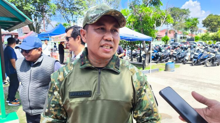 Dandim 0908/Bontang Letkol Inf Ardiansyah menjelaskan progres pembangunan enam Gedung Koperasi Merah Putih yang ditarget diresmikan pada Agustus 2026. (Nasrullah/ Bontang Post)