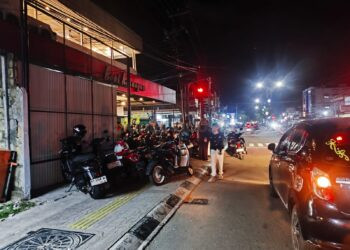 Trotoar di Simpang Empat Bontang Baru Beralih Fungsi Jadi Area Parkir Pengunjung Kafe