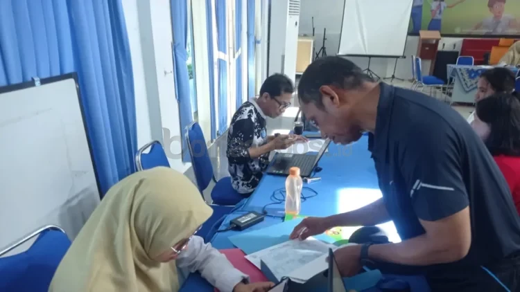 Para siswa melakukan regristasi saat pra pendaftaran SPMB SMK di Aula SMA 1 Bontang. FOTO: ADIEL KUNDHARA/KP