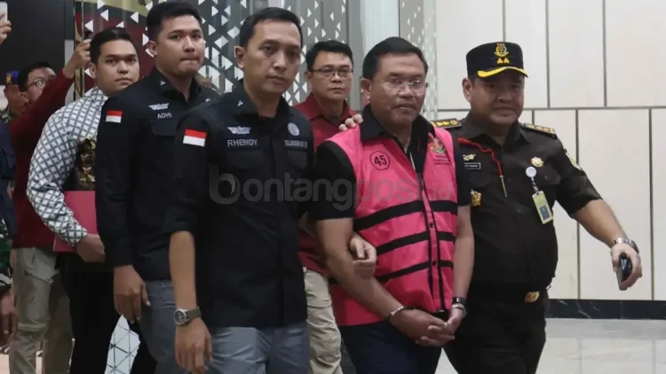 Sony Sonjaya (pakai rompi) tersangka kasus dugaan korupsi program MBG menyatakan siap menyeret sejumlah pihak di eksekutif dan legislatif.(lp6)