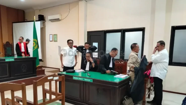 Terdakwa Zairin Zain (kanan) dan Agus Hari Kesuma (kiri) setelah mendengarkan pembacaan amar tuntutan dari JPU Kejati Kaltim di Pengadilan Tipikor Samarinda, Selasa (2/6). (BAYU/KP)