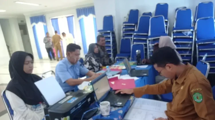 Operator panitia SPMB di SMA 1 melakukan pengecekan berkas pendaftaran yang dilakukan oleh murid baru. FOTO: ADIEL KUNDHARA/KP