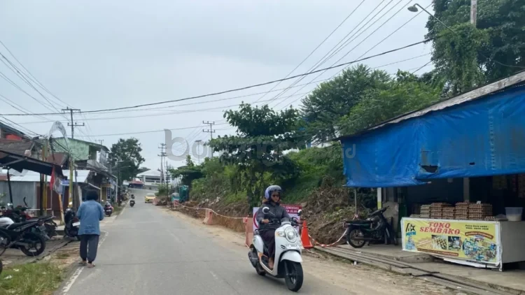 Alat berat sudah melakukan penggalian struktur drainase di Jalan Asmawarman, Gunung Telihan. FOTO: ADIEL KUNDHARA/KP