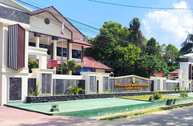 Basri Rase dan Ali Ridho menjalani mediasi tertutup dalam perkara gugatan perdata di Pengadilan Negeri Bontang, Rabu (22/7/2026). Proses mediasi masih berlangsung. (Nasrullah/Bontang Post)