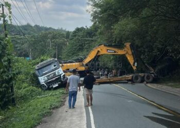Truk Pengangkut Alat Berat Melintang di Poros Samarinda-Bontang, Arus Lalu Lintas Lumpuh