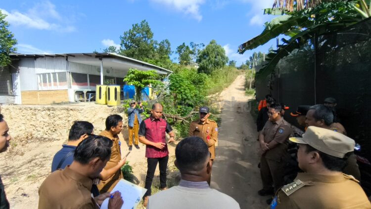 Komisi C DPRD Bontang meninjau lokasi rencana pembangunan drainase permanen di Jalan Nusantara, Kelurahan Kanaan, Senin (6/7/2026).