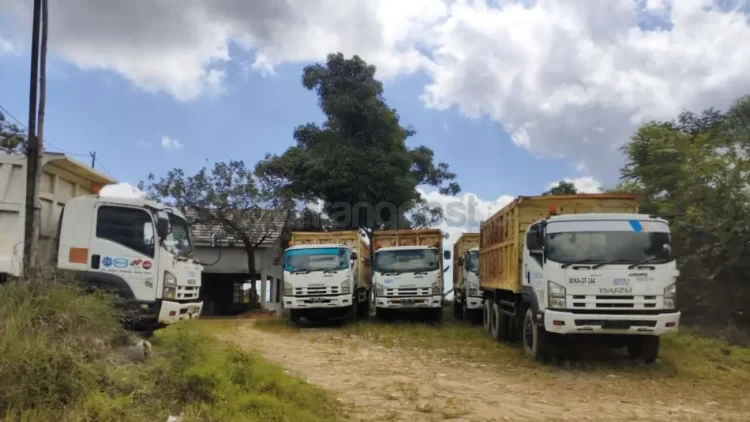 Deretan truk pengangkut batu bara terparkir di salah satu area konsesi pertambangan di kawasan lingkar IKN. Meredupnya aktivitas pertambangan akibat benturan regulasi ini mengancam kelangsungan hidup 15.080 pekerja yang mayoritas merupakan warga lokal Kaltim. (RIFQI/KALTIM POST)