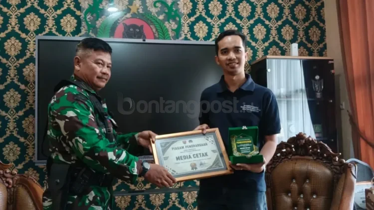 Kodim 0908/BTG menyerahkan penghargaan kepada awak media Kaltim Post Biro Bontang Adiel Kundhara dalam lomba jurnalistik TMMD ke-128. (ADIEL KUNDHARA/KP