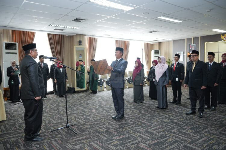 Prosesi pelantikan dan pengambilan sumpah jabatan 15 pejabat administrator, pengawas, dan kepala satuan pendidikan di lingkungan Pemerintah Kota Bontang yang digelar di Pendopo Rumah Jabatan Wali Kota, Rabu (1/7/2026).