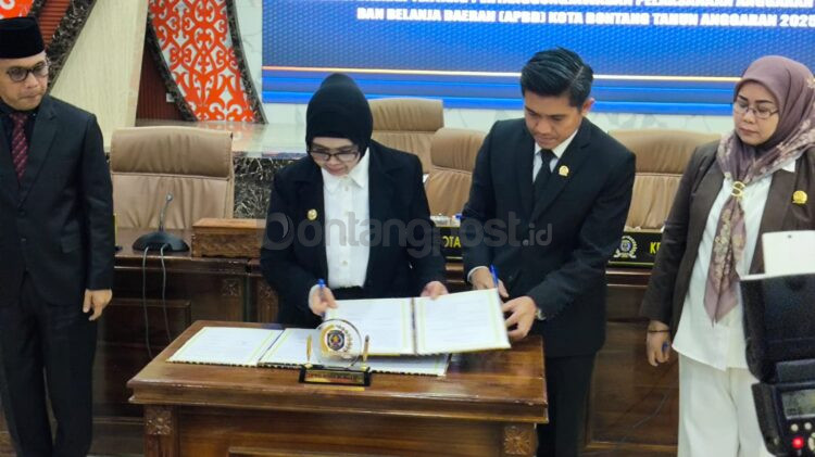DPRD Bontang menggelar rapat paripurna terkait pertanggungjawaban APBD 2025. Dalam rapat itu disampaikan temuan BPK berupa kelebihan pembayaran proyek Pemkot Bontang senilai Rp970 juta. (Dwi Kurniawan Nugroho/Bontang Post)