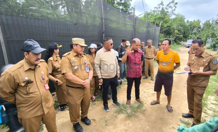 Komisi C DPRD Bontang meninjau lokasi rencana pembangunan drainase permanen di Jalan Nusantara, Kelurahan Kanaan. (Dwi Kurniawan Nugroho / Bontang Post )