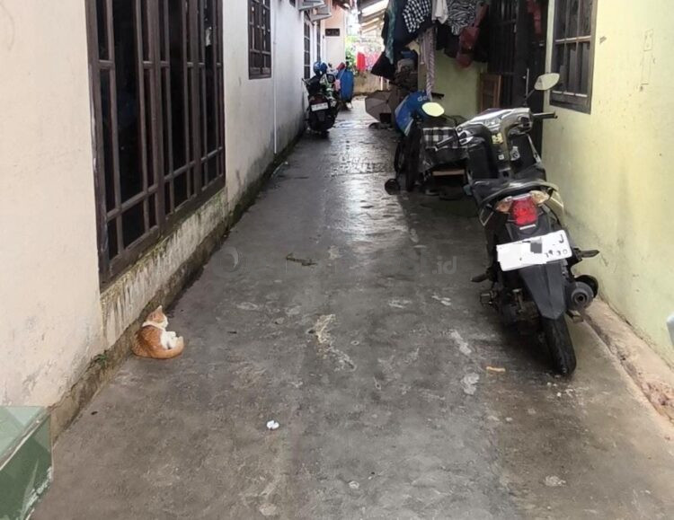 Lokasi TKP penemuan dugaan janin di lorong depan kontrakan di Jalan Alexander RT 11 Kelurahan Berebas Tengah. (Nasrullah/ Bontang Post)