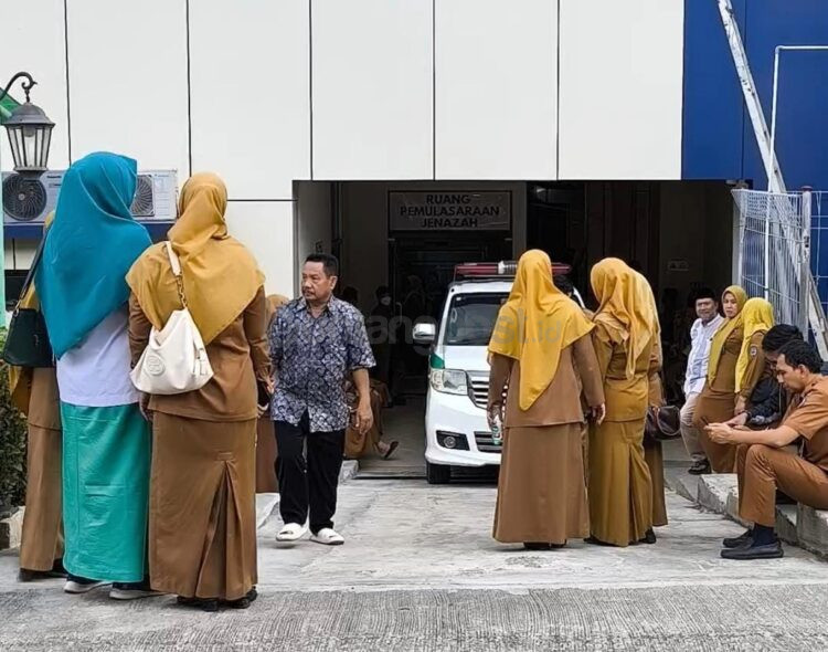Suasana duka di ruang jenazah RSUD Taman Husada Bontang, Senin (6/7). Sejumlah kepala OPD, kerabat, dan rekan kerja Muhammad Syahbirin tampak berdatangan. (Nasrullah/Bontang Post)