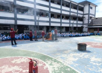 Belajar APAR hingga Bahaya Narkoba, Damkar dan BNN Edukasi Ratusan Siswa SMPN 2 Bontang