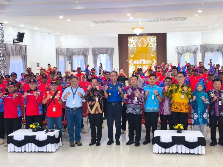Sebanyak 100 relawan mengikuti pelatihan penyelamatan dan penanggulangan karhutla yang digelar Disdamkartan Bontang bekerja sama dengan PT Indominco Mandiri untuk meningkatkan kesiapsiagaan menghadapi kondisi darurat.