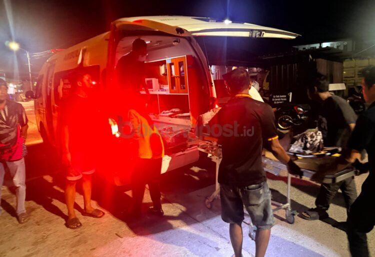 Wisatawan terluka usai menginjak sampah pecahan botol kaca di Pantai Beras Basah Bontang hingga dievakuasi ke rumah sakit.