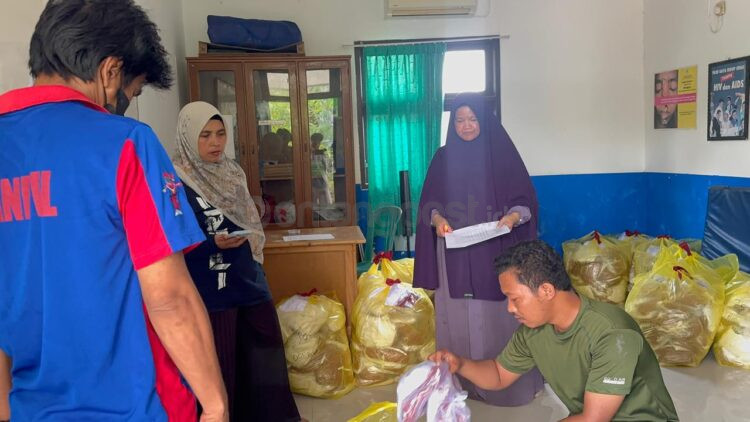 Distribusi seragam sekolah gratis untuk siswa SD dan SMP mulai berlangsung.