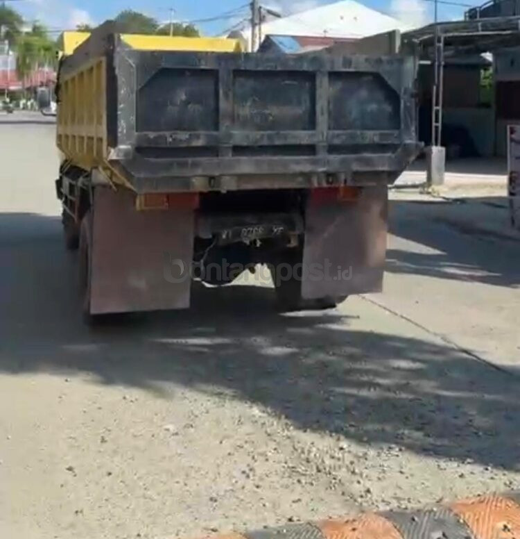 Material batu koral tampak berceceran di Jalan Pelabuhan III, Kelurahan Tanjung Laut Indah, Senin (13/7/2026). Warga meminta pemerintah dan perusahaan pengangkut bertindak cepat agar tidak membahayakan pengguna jalan.