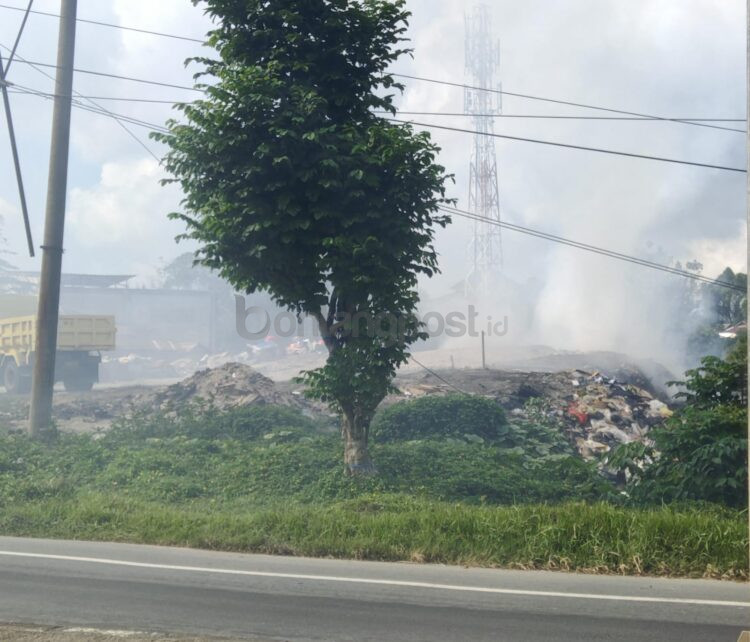 Asap tebal mengepul dari lahan yang diduga menjadi lokasi pembuangan sampah di Jalan Arif Rahman Hakim, Kelurahan Belimbing, Selasa (14/7/2026). (Dwi Kurniawan Nugroho/Bontang Post)