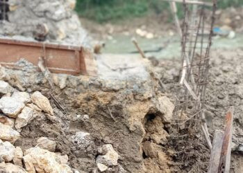 Turap Jalan Tennis Bontang Dipersoalkan Warga, Kontraktor dan PUPRK Klaim Sesuai Spesifikasi