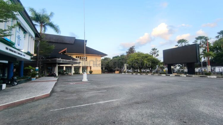 Halaman Kantor DPMPTSP Bontang di Jalan Awang Long yang akan menjadi lokasi nonton bareng final Piala Dunia 2026. Pemkot Bontang menyiapkan videotron, snack, dan door prize bagi masyarakat yang hadir.