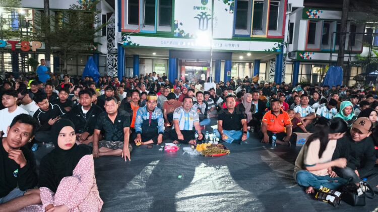Ratusan warga memadati halaman Kantor DPMPTSP Bontang di Jalan Awang Long untuk mengikuti nonton bareng final Piala Dunia 2026 yang digelar Pemkot Bontang, Senin (20/7/2026) dini hari. (Dwi Kurniawan Nugroho/Bontang Post)