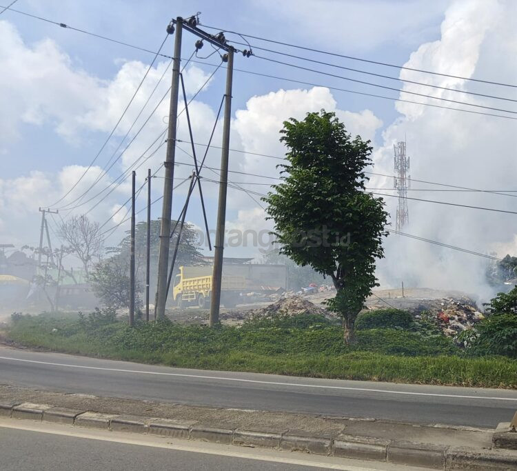 Lahan di depan Hotel Grand Mutiara, Jalan Arif Rahman Hakim, Kelurahan Belimbing, yang digunakan sebagai tempat pembuangan dan pembakaran sampah ilegal hingga memicu keluhan warga akibat asap yang ditimbulkan.
