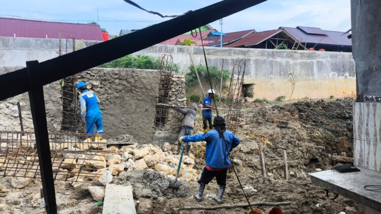 Pengerjaan segmen 2 turap di Jalan Tennis, Gang Milik Bersama RT 37, Kelurahan Api-Api, yang bagian kaki pondasinya dibongkar dan dibangun ulang setelah dikeluhkan warga. (Nasrullah/ Bontang Post)