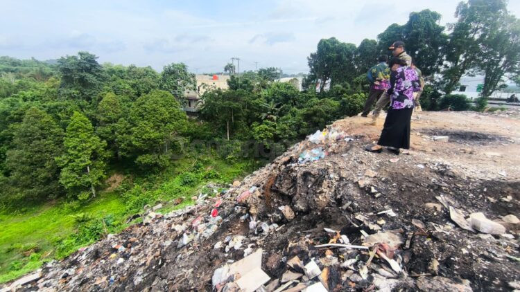 Pihak Kelurahan Belimbing bersama Satpol PP, DLH, dan Kecamatan Bontang Barat memberikan teguran dan pembinaan kepada pemilik lahan yang diduga digunakan sebagai TPS ilegal. (Nasrullah/ Bontang Post)