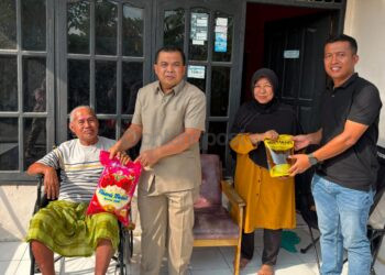 Serahkan Bantuan untuk Dua Lansia di Bontang Baru, Agus Haris Pastikan Program Tengok Tetangga Tepat Sasaran