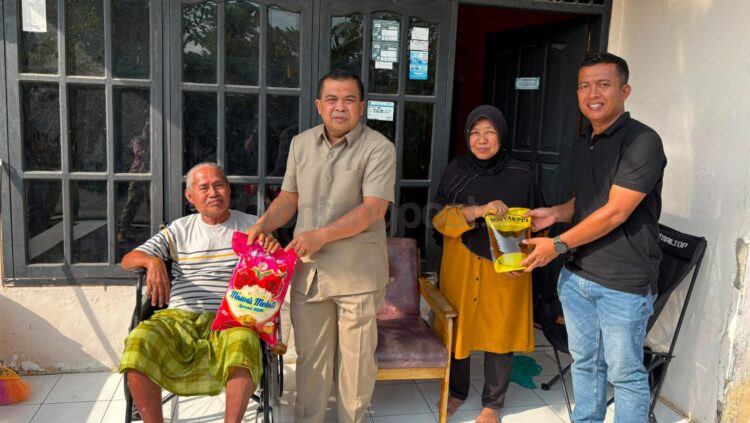Wakil Wali Kota Bontang Agus Haris mengunjungi dua warga lanjut usia di Kelurahan Bontang Baru melalui Program Tengok Tetangga sekaligus menyerahkan bantuan kebutuhan pokok, Jumat (24/7/2026). (Dwi Kurniawan Nugroho/ Bontang Post)
