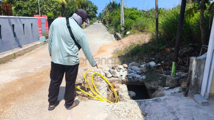 Pekerja melakukan pemasangan jaringan gas rumah tangga (jargas) di Kelurahan Bontang Baru. Hingga akhir Juli 2026, kontraktor mengklaim progres pembangunan jargas di Kota Bontang telah mencapai 90 persen. (Dwi Kurniawan Nugroho/Bontang Post)