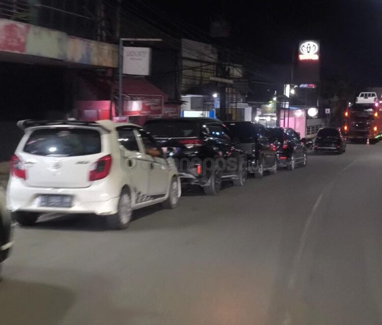 Antrean Pertalite di Bontang masih mengular. Wawali menyebut banyak kendaraan luar daerah ikut mengisi, dugaan fuel card ganda didalami.
