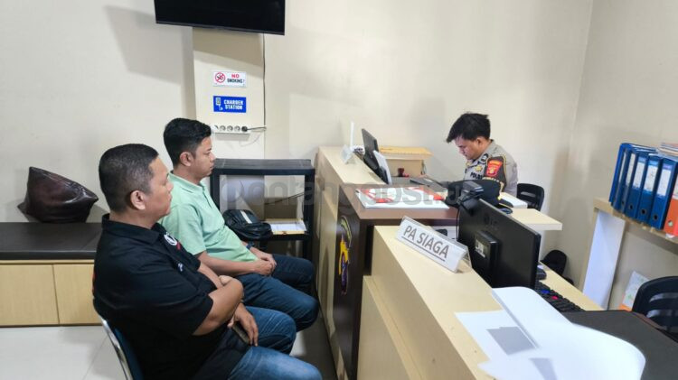Pengusaha Bontang melaporkan tiga akun Instagram ke Polres atas dugaan hoaks, doxing, dan pemerasan. Polisi masih mempelajari laporan.