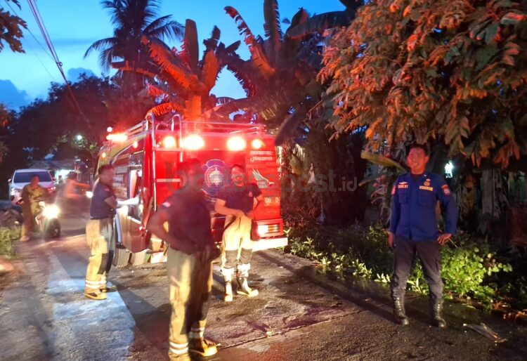 Petugas Disdamkartan Bontang memadamkan kebakaran lahan di Jalan Keladi, RT 03, dekat Kantor KUA Tanjung Limau, Kelurahan Gunung Elai, Kamis (2/7/2026) petang.