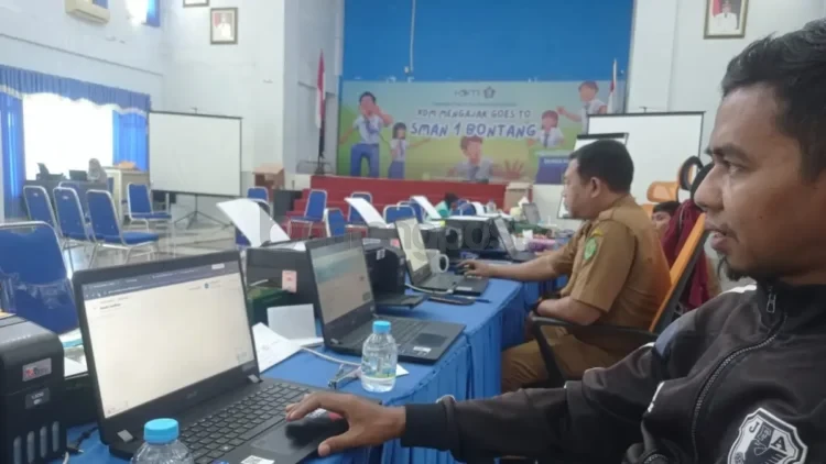 Operator SPMB di SMA 1 melakukan verifikasi berkas yang masuk di situs buatan Disdikbud Kaltim. ADIEL KUNDHARA/KP