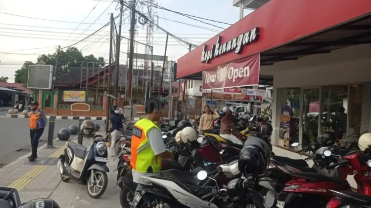 Parkir di area Kopi Kenangan, Bontang Baru saat ini menjadi ranah Dishub tetapi jika tidak sesuai dengan potensi, Bapenda siap mengambilnya. ADIEL KUNDHARA/KP