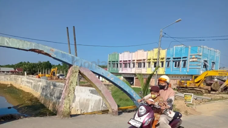 Kontraktor pemenang tender penurapan sungai yang ada di sekitar Perum Griya Wisata, Bontang Kuala masih terus dikebut hingga batas waktu kontrak. (FOTO: ADIEL KUNDHARA/KP)