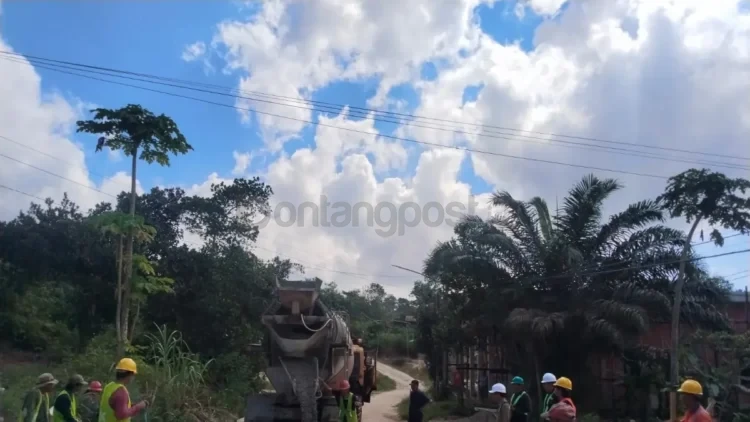 Jalan Kampung Gotong Royong, Kelurahan Belimbing kembali dipermulus pada tahun ini dengan volume pengerjaan terbatas. (ADIEL KUNDHARA/KP)