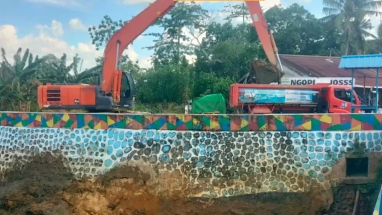 Dinas PUPRK Bontang kembali melakukan pengangkatan sedimen di Sungai Bontang, tepatnya di samping Kantor PMI. ADIEL KUNDHARA/KP