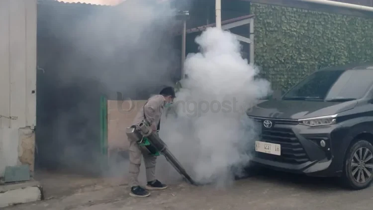 Fogging fokus akan dilakukan oleh Diskes Bontang jika hasil penyelidikan epidemiologi terdapat penyebaran kasus DBD di wilayah yang sama. FOTO: ADIEL KUNDHARA/KP